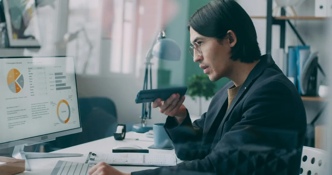 Analista revisando un tablero de datos