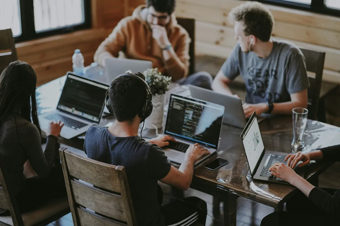 Equipo de desarrollo trabajando en conjunto